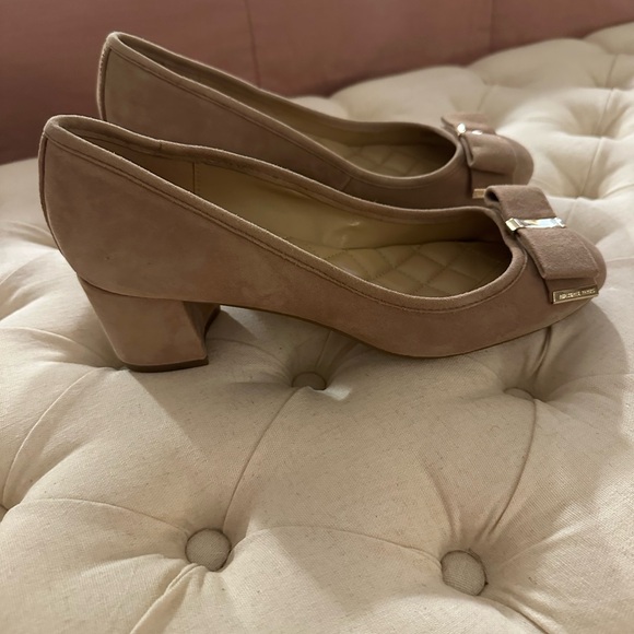 MICHAEL Michael Kors Tan Suede Block Heels with Bow 7M - Picture 4 of 6